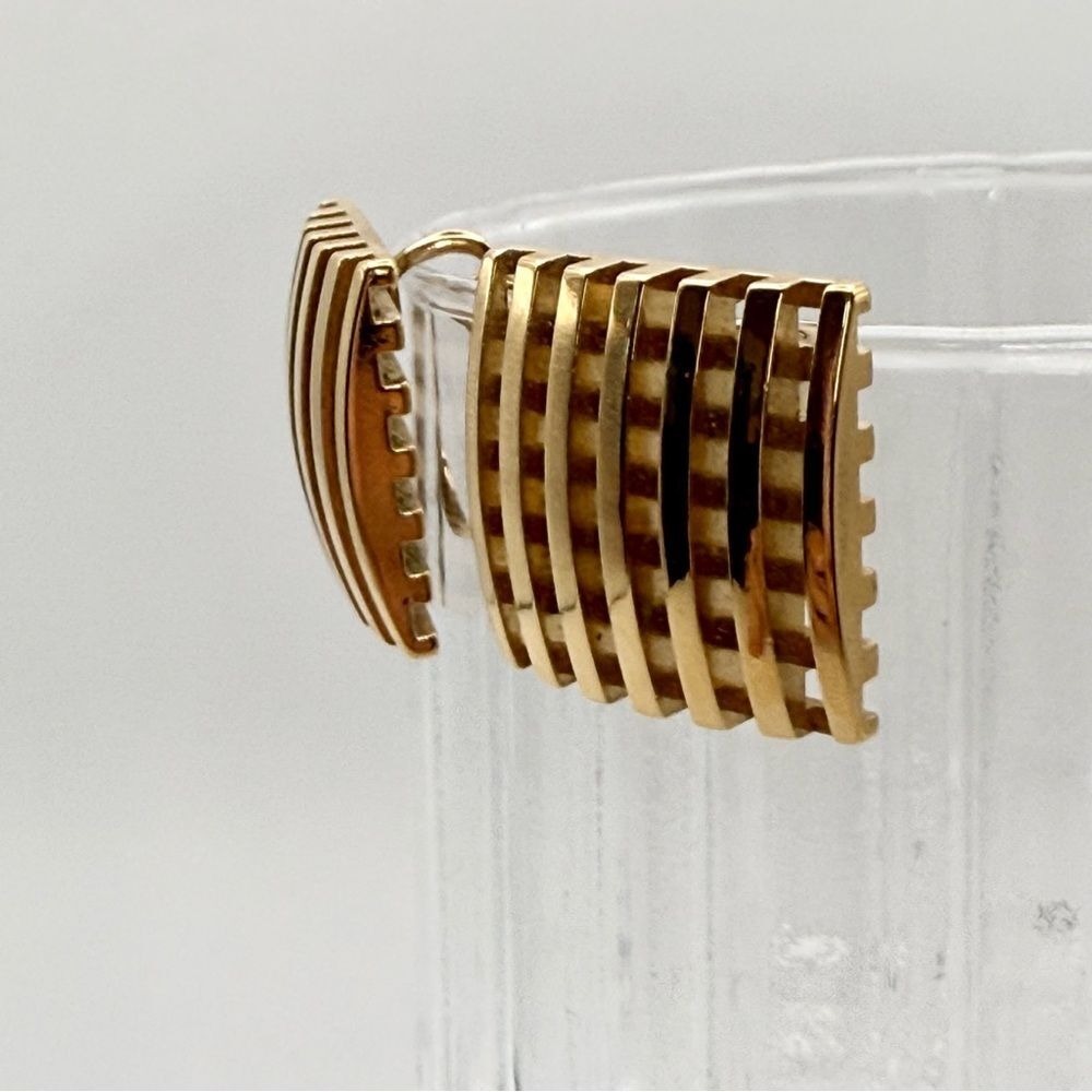 Vintage Avon Gold Waffle Earrings - Picture 3 of 5